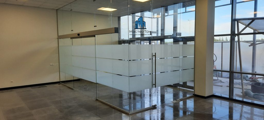 Монтаж декоративной пленки на заводе