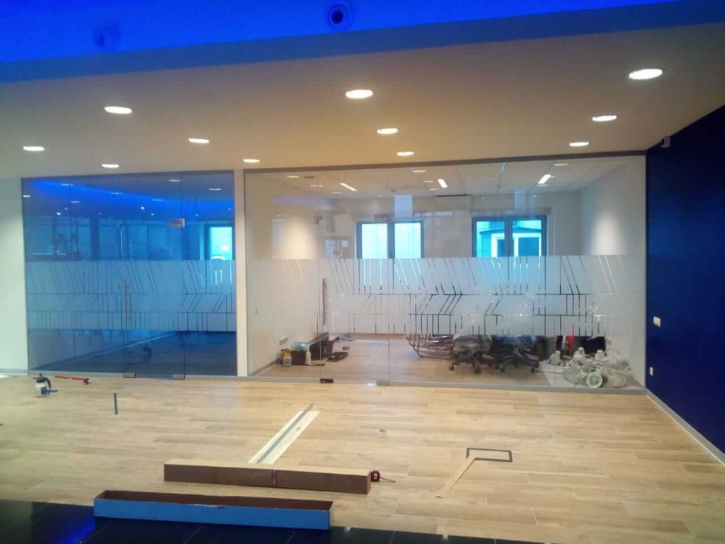 Монтаж декоративной пленки в автосалоне Твери