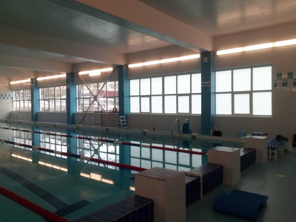 Монтаж декоративной пленки в бассейне Смоленска