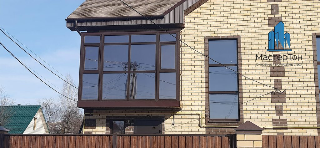 Монтаж солнцезащитной пленки для коттеджа