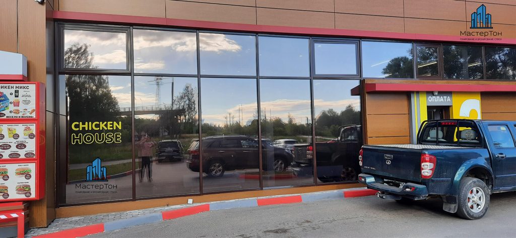 Монтаж солнцезащитной пленки для ресторана быстрого питания