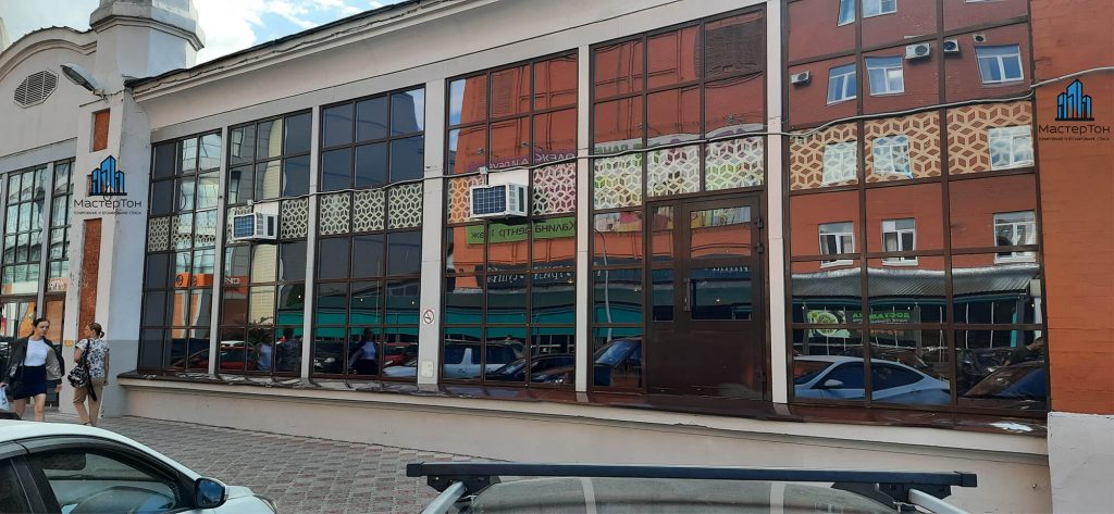 Монтаж солнцезащитной пленки для ресторана