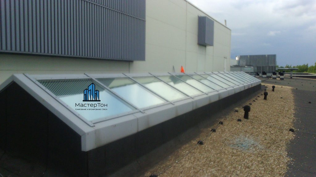 Монтаж солнцезащитной пленки на заводе