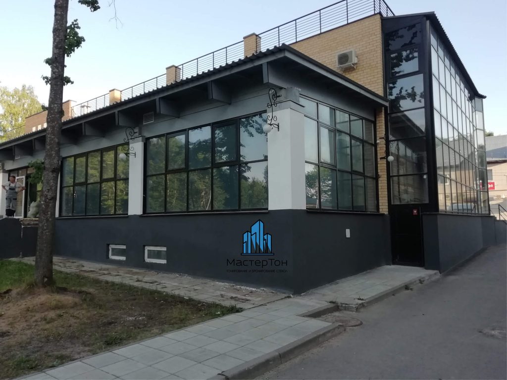 Монтаж солнцезащитной пленки объекты в Твери