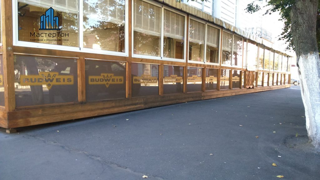 Монтаж тонировочной пленки в ресторане