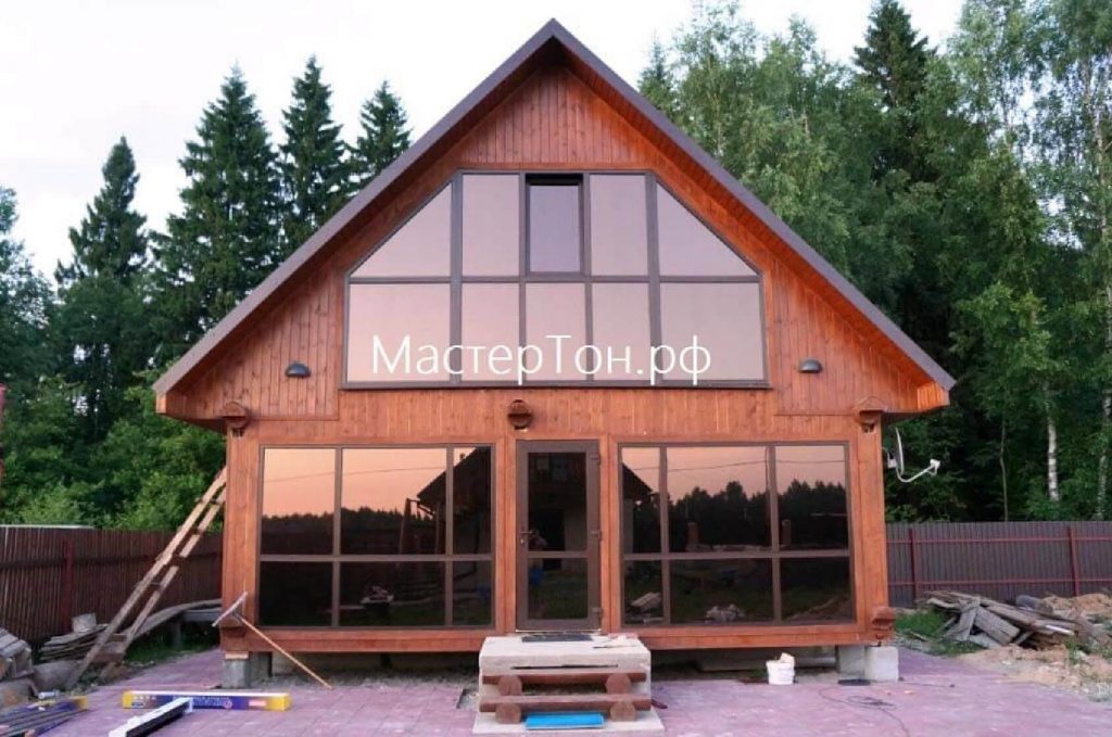 Монтаж тонировочной пленки в загородный дом