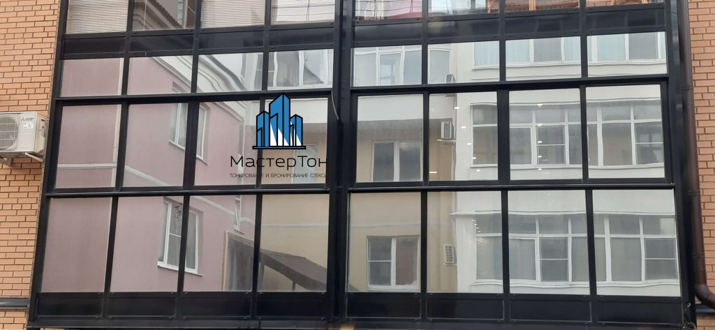 Монтаж солнцезащитной пленки на панорамную лоджию