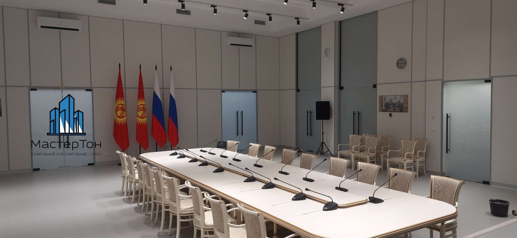 Монтаж декоративной пленки Ржевский Мемориал