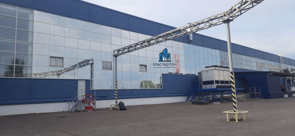 Монтаж экстерьерной солнцезащитной пленки на заводе UBG