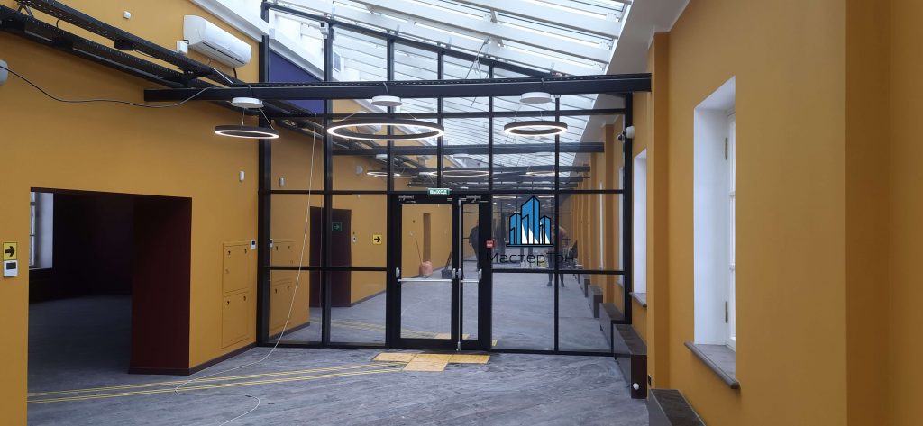 Монтаж зеркальной пленки на внутреннюю перегородку